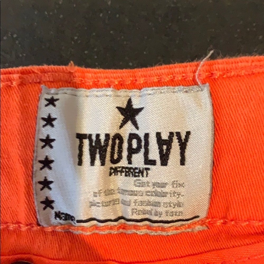 Two play Shorts - Picture 2 of 6